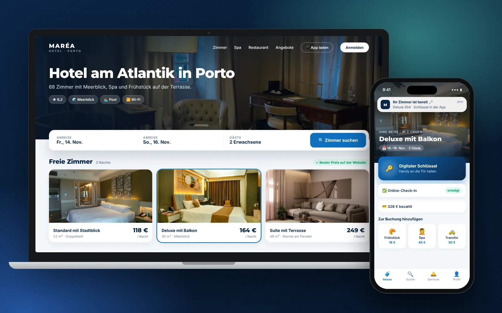Ein Laptop zeigt eine Hotelbuchungs-Website, das Smartphone die App mit Push-Mitteilung.