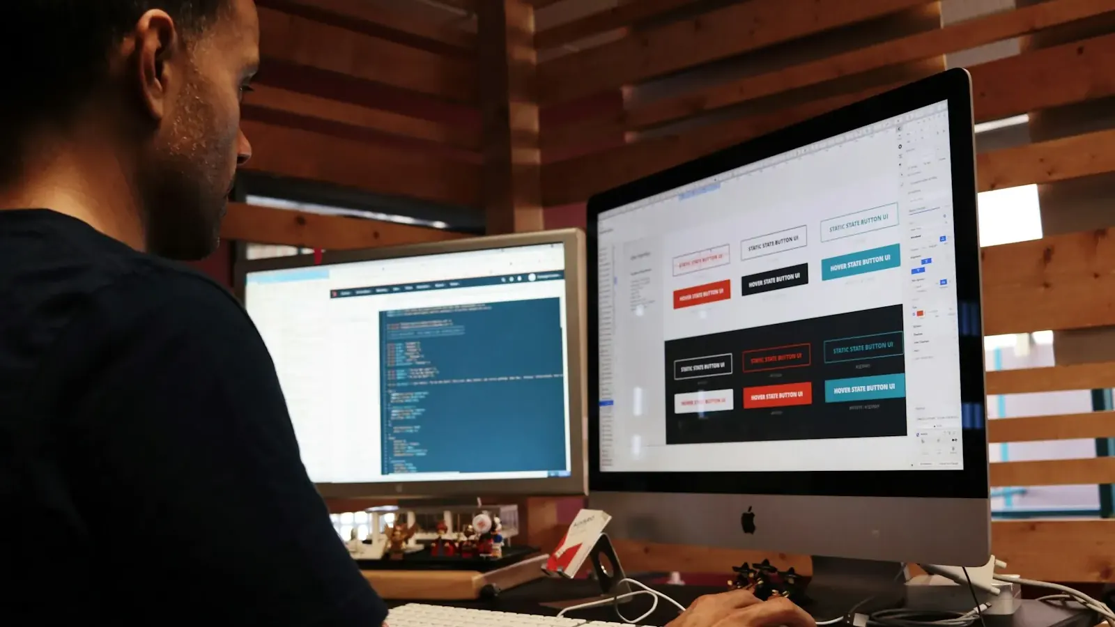 Un desarrollador con barba trabaja ante dos monitores con una web y código.